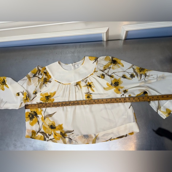 Aritzia Floral cropped sheer blouse - Picture 4 of 10